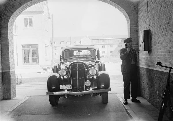 en chauffor anvender porttelefonen pa fredhoj ( 1951 )